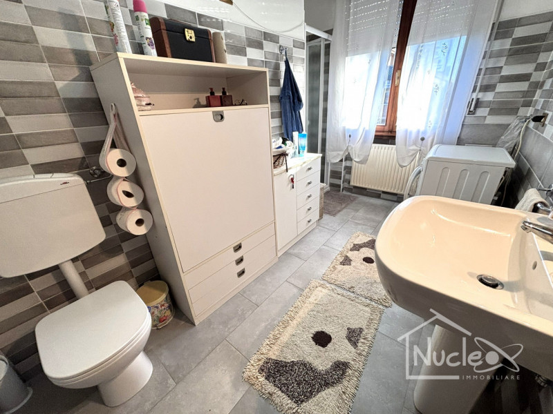 A pochi passi dal centro di Abano Terme, proponiamo in vendita un appartamento all'ultimo piano d...