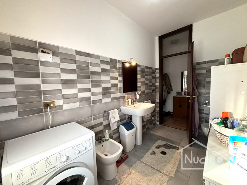 A pochi passi dal centro di Abano Terme, proponiamo in vendita un appartamento all'ultimo piano d...