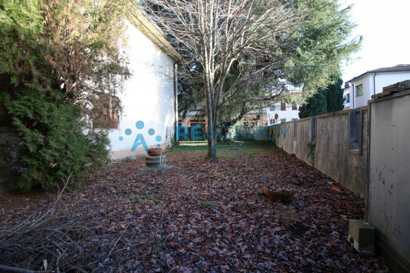 Thiene - zona centro

Stai cercando una prestigiosa abitazione in zona centralissima, ma immersa ...