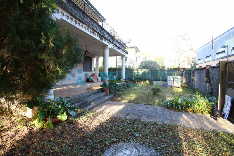 Thiene - zona centro - DA RISTRUTTURARE

Stai cercando una prestigiosa abitazione in zona central...