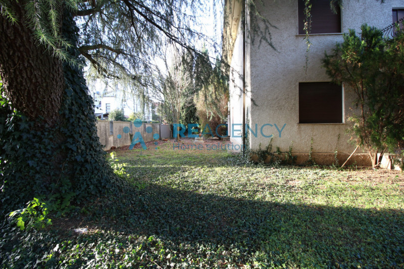 Thiene - zona centro

Stai cercando una prestigiosa abitazione in zona centralissima, ma immersa ...