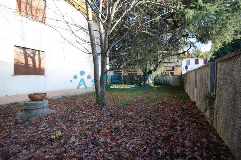 Thiene - zona centro

Stai cercando una prestigiosa abitazione in zona centralissima, ma immersa ...