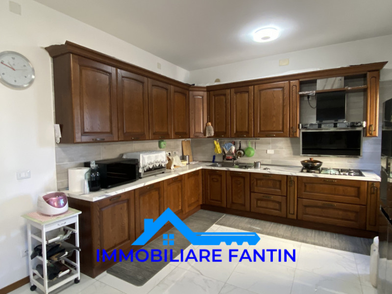 Rif RV7 Immobiliare Fantin, propone nel cuore del quartiere di San Zeno, villa singola completame...