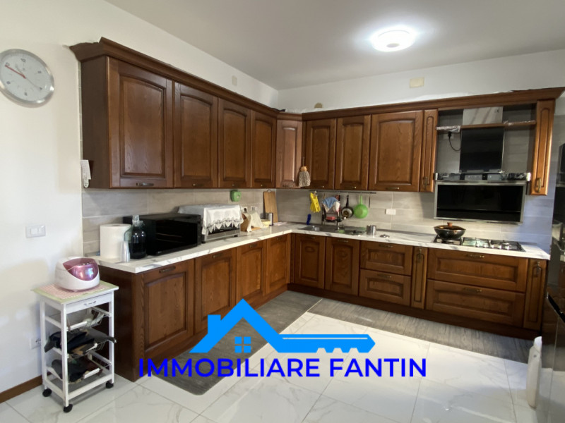 Rif RV7 Immobiliare Fantin, propone nel cuore del quartiere di San Zeno, villa singola completame...