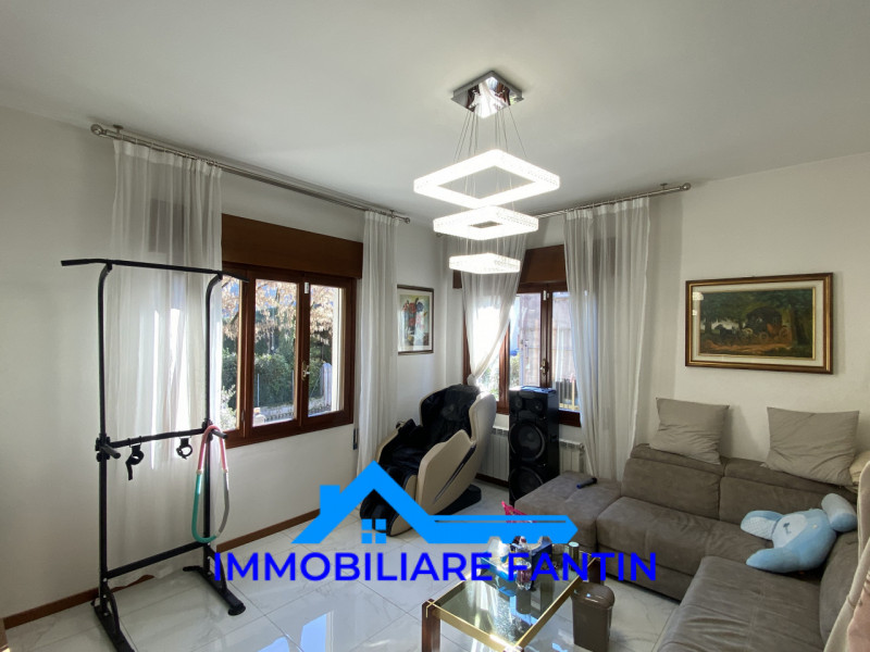 Rif RV7 Immobiliare Fantin, propone nel cuore del quartiere di San Zeno, villa singola completame...