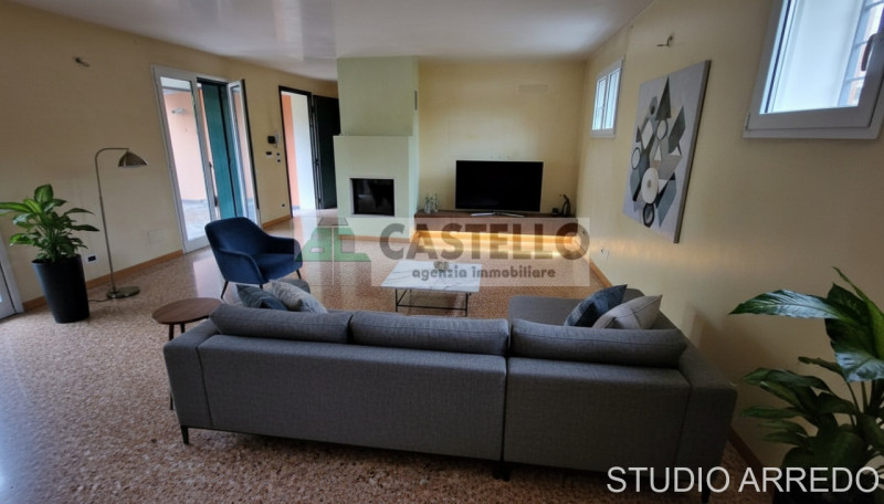 CASA SINGOLA DI PREGIO ACCOSTATA DA UN LATO, FINITURE ECCELLENTI IN ZONA SAN CARLO / ARCELLA

In ...