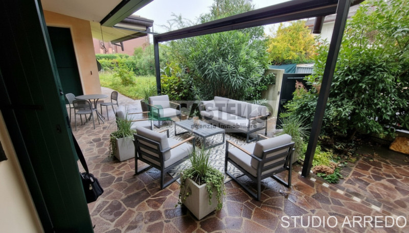 CASA SINGOLA DI PREGIO ACCOSTATA DA UN LATO, FINITURE ECCELLENTI IN ZONA SAN CARLO / ARCELLA

In ...