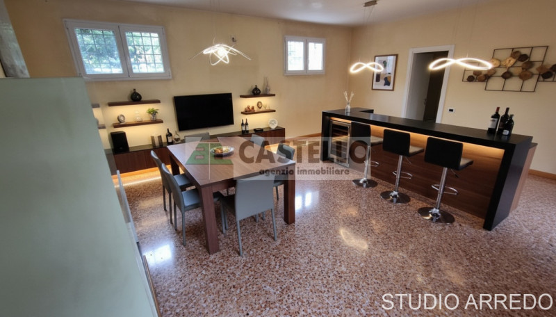 CASA SINGOLA DI PREGIO ACCOSTATA DA UN LATO, FINITURE ECCELLENTI IN ZONA SAN CARLO / ARCELLA

In ...