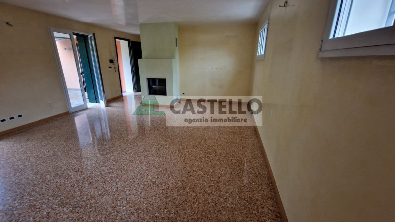 CASA SINGOLA DI PREGIO ACCOSTATA DA UN LATO, FINITURE ECCELLENTI IN ZONA SAN CARLO / ARCELLA

In ...