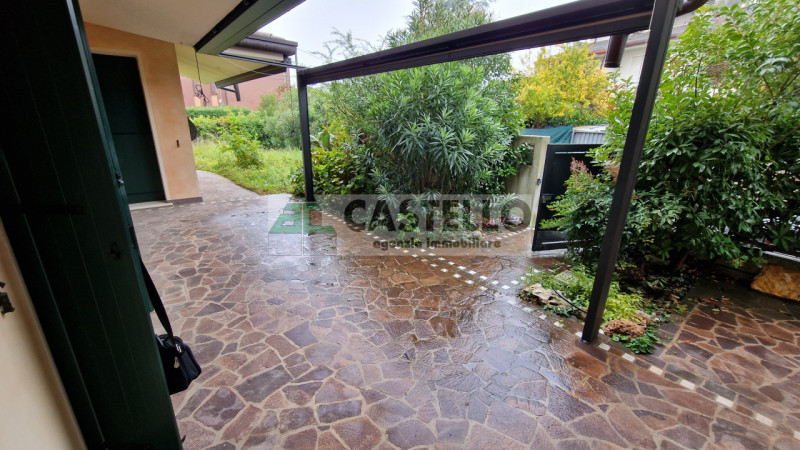 CASA SINGOLA DI PREGIO ACCOSTATA DA UN LATO, FINITURE ECCELLENTI IN ZONA SAN CARLO / ARCELLA

In ...