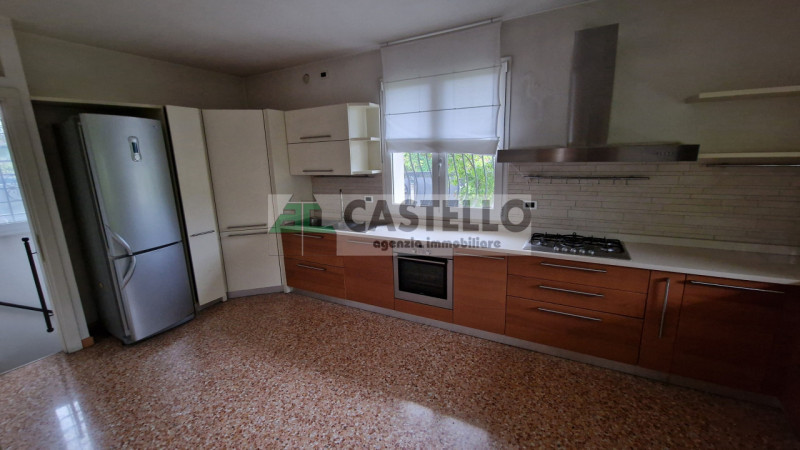 CASA SINGOLA DI PREGIO ACCOSTATA DA UN LATO, FINITURE ECCELLENTI IN ZONA SAN CARLO / ARCELLA

In ...