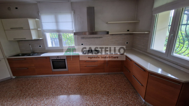 CASA SINGOLA DI PREGIO ACCOSTATA DA UN LATO, FINITURE ECCELLENTI IN ZONA SAN CARLO / ARCELLA

In ...