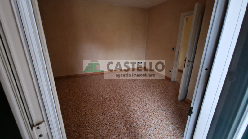 CASA SINGOLA DI PREGIO ACCOSTATA DA UN LATO, FINITURE ECCELLENTI IN ZONA SAN CARLO / ARCELLA

In ...