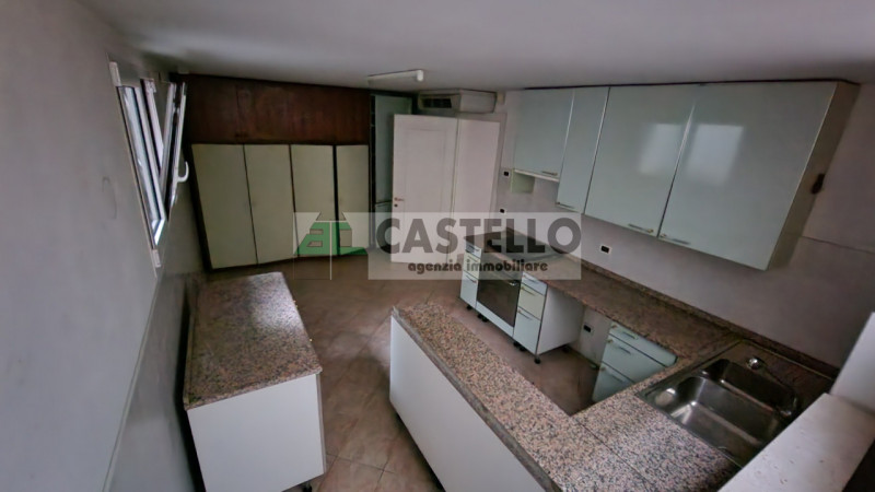 CASA SINGOLA DI PREGIO ACCOSTATA DA UN LATO, FINITURE ECCELLENTI IN ZONA SAN CARLO / ARCELLA

In ...