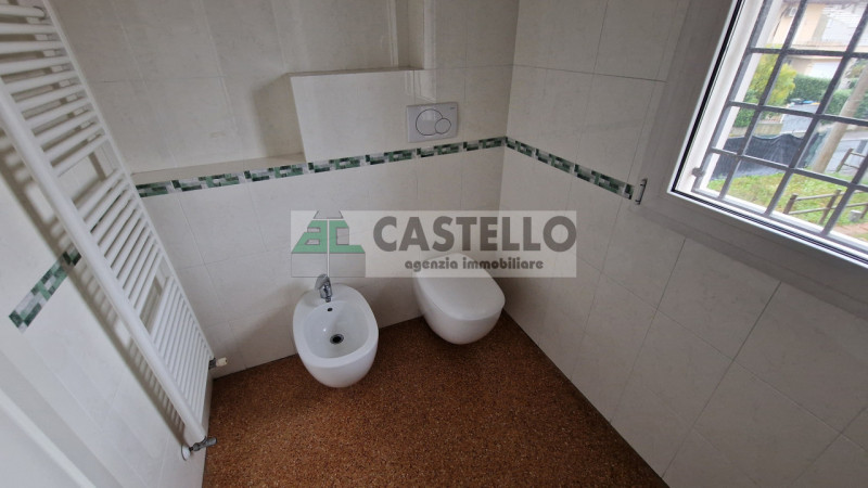 CASA SINGOLA DI PREGIO ACCOSTATA DA UN LATO, FINITURE ECCELLENTI IN ZONA SAN CARLO / ARCELLA

In ...