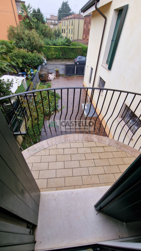 CASA SINGOLA DI PREGIO ACCOSTATA DA UN LATO, FINITURE ECCELLENTI IN ZONA SAN CARLO / ARCELLA

In ...