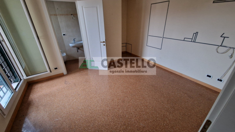 CASA SINGOLA DI PREGIO ACCOSTATA DA UN LATO, FINITURE ECCELLENTI IN ZONA SAN CARLO / ARCELLA

In ...