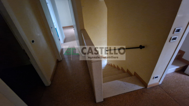 CASA SINGOLA DI PREGIO ACCOSTATA DA UN LATO, FINITURE ECCELLENTI IN ZONA SAN CARLO / ARCELLA

In ...