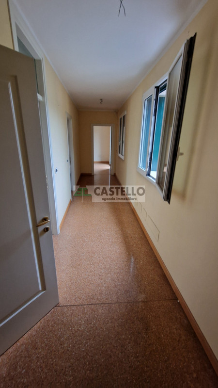 CASA SINGOLA DI PREGIO ACCOSTATA DA UN LATO, FINITURE ECCELLENTI IN ZONA SAN CARLO / ARCELLA

In ...