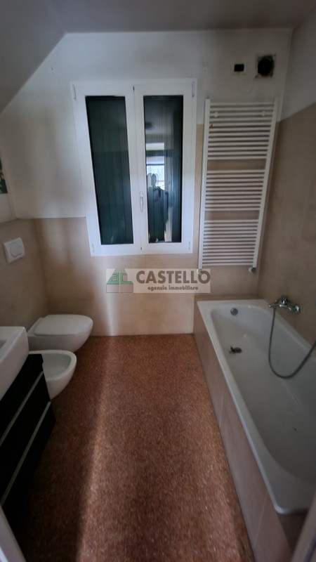 CASA SINGOLA DI PREGIO ACCOSTATA DA UN LATO, FINITURE ECCELLENTI IN ZONA SAN CARLO / ARCELLA

In ...