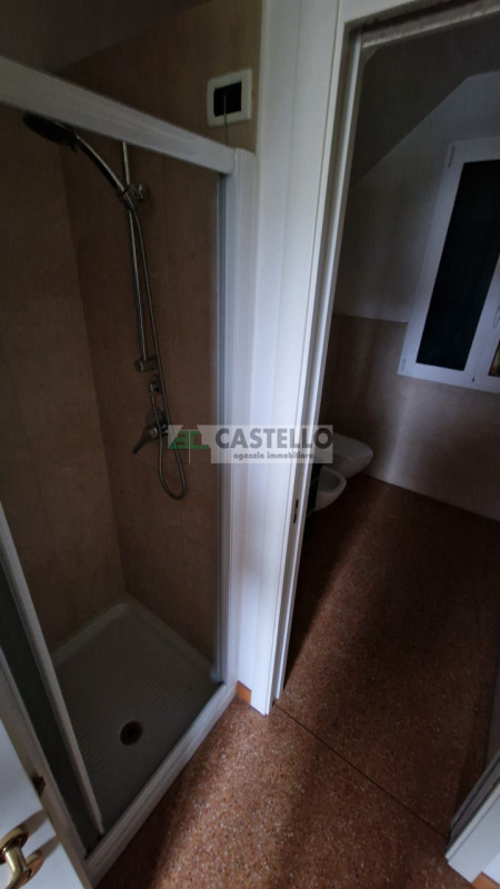 CASA SINGOLA DI PREGIO ACCOSTATA DA UN LATO, FINITURE ECCELLENTI IN ZONA SAN CARLO / ARCELLA

In ...