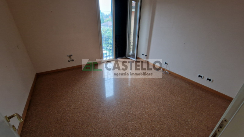 CASA SINGOLA DI PREGIO ACCOSTATA DA UN LATO, FINITURE ECCELLENTI IN ZONA SAN CARLO / ARCELLA

In ...