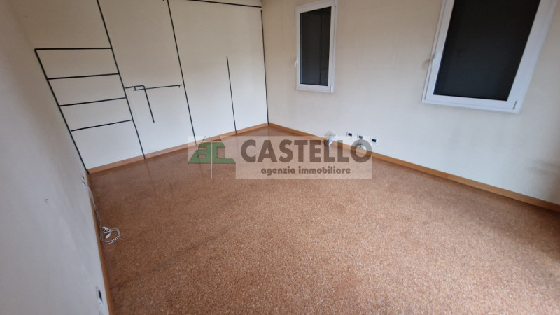 CASA SINGOLA DI PREGIO ACCOSTATA DA UN LATO, FINITURE ECCELLENTI IN ZONA SAN CARLO / ARCELLA

In ...