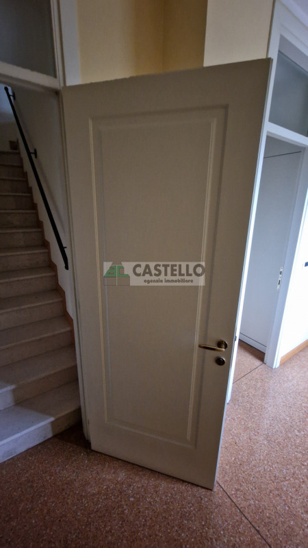 CASA SINGOLA DI PREGIO ACCOSTATA DA UN LATO, FINITURE ECCELLENTI IN ZONA SAN CARLO / ARCELLA

In ...