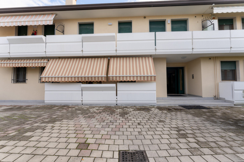 Nel cuore di Legnaro, nella zona centrale comoda a tutti i servizi principali, proponiamo in vend...