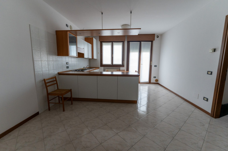 Nel cuore di Legnaro, nella zona centrale comoda a tutti i servizi principali, proponiamo in vend...