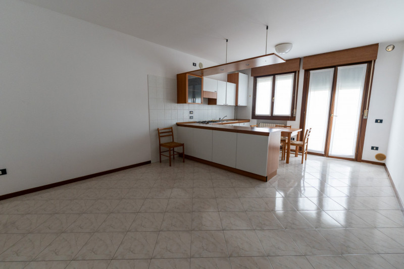 Nel cuore di Legnaro, nella zona centrale comoda a tutti i servizi principali, proponiamo in vend...