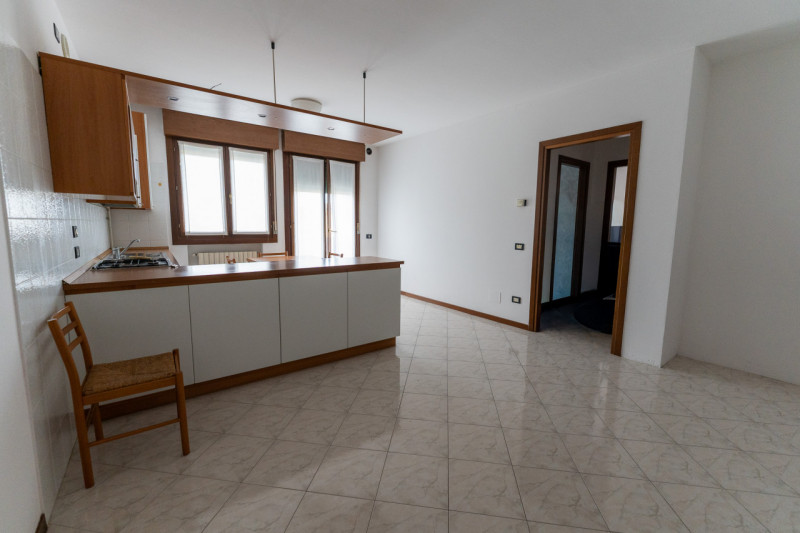 Nel cuore di Legnaro, nella zona centrale comoda a tutti i servizi principali, proponiamo in vend...