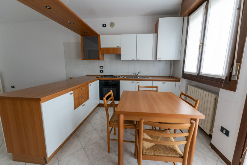 Nel cuore di Legnaro, nella zona centrale comoda a tutti i servizi principali, proponiamo in vend...