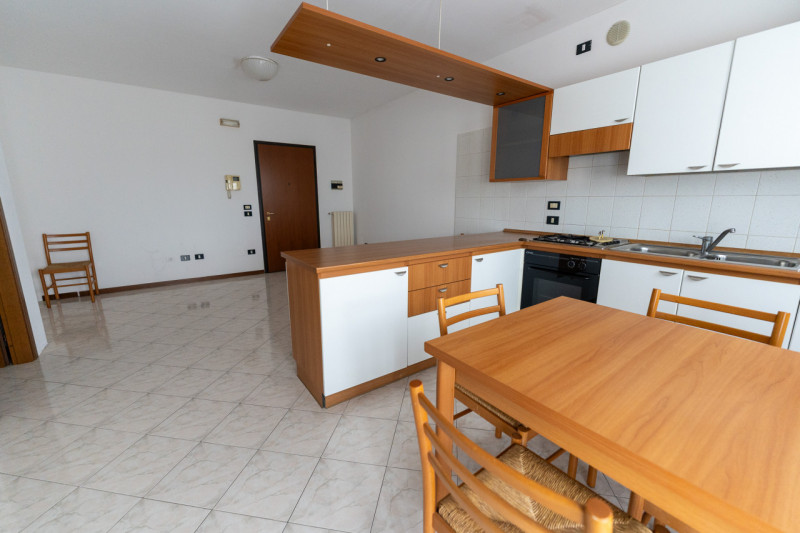 Nel cuore di Legnaro, nella zona centrale comoda a tutti i servizi principali, proponiamo in vend...