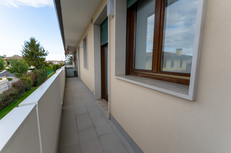 Nel cuore di Legnaro, nella zona centrale comoda a tutti i servizi principali, proponiamo in vend...