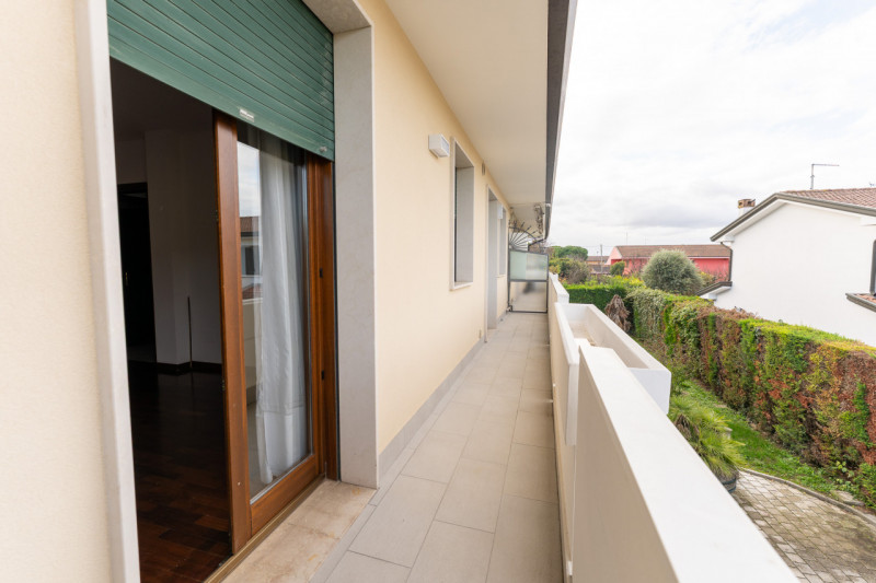 Nel cuore di Legnaro, nella zona centrale comoda a tutti i servizi principali, proponiamo in vend...