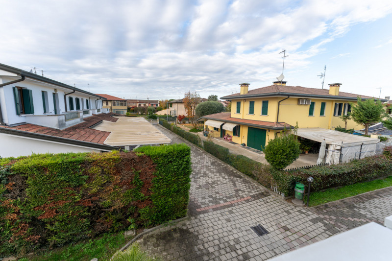 Nel cuore di Legnaro, nella zona centrale comoda a tutti i servizi principali, proponiamo in vend...