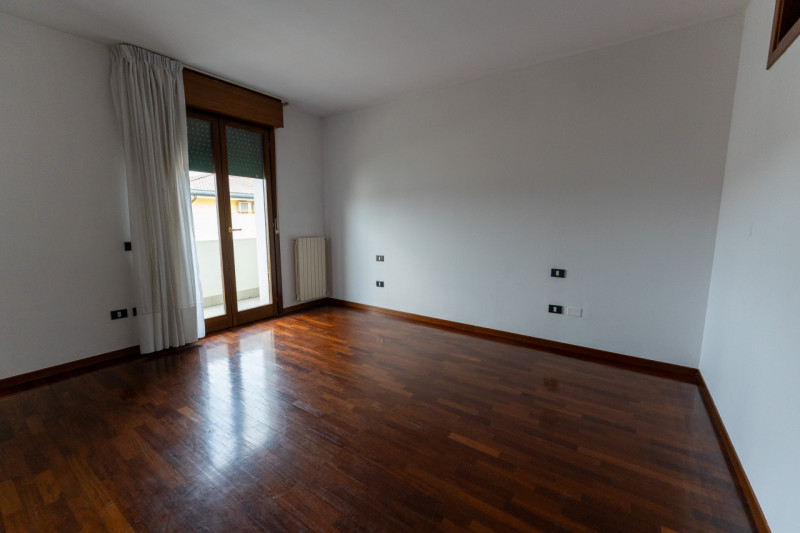 Nel cuore di Legnaro, nella zona centrale comoda a tutti i servizi principali, proponiamo in vend...