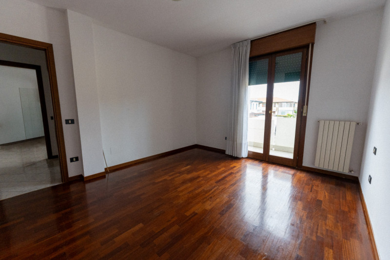 Nel cuore di Legnaro, nella zona centrale comoda a tutti i servizi principali, proponiamo in vend...