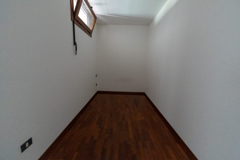 Nel cuore di Legnaro, nella zona centrale comoda a tutti i servizi principali, proponiamo in vend...