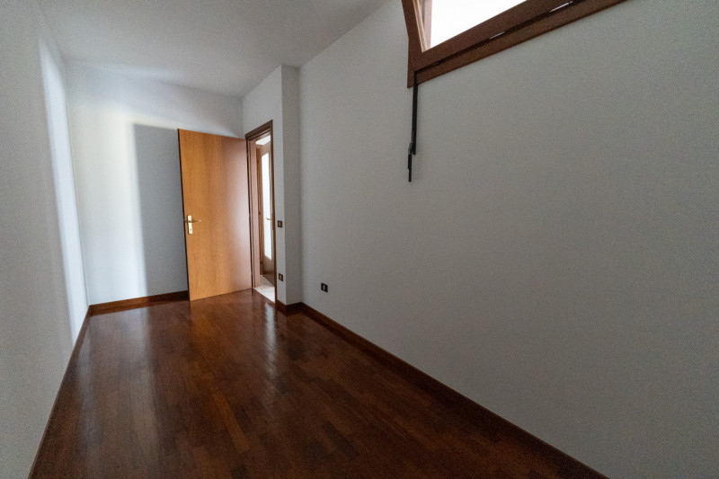 Nel cuore di Legnaro, nella zona centrale comoda a tutti i servizi principali, proponiamo in vend...