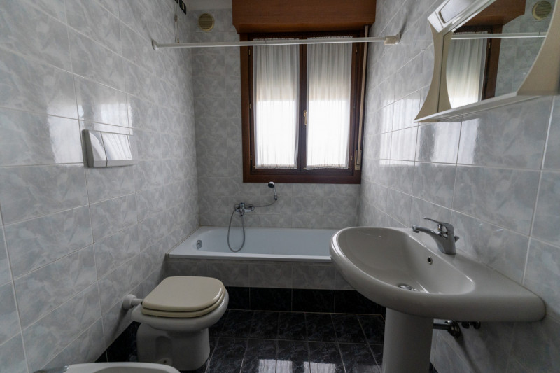 Nel cuore di Legnaro, nella zona centrale comoda a tutti i servizi principali, proponiamo in vend...