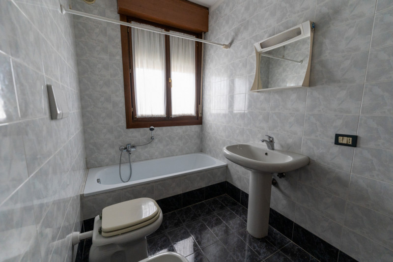 Nel cuore di Legnaro, nella zona centrale comoda a tutti i servizi principali, proponiamo in vend...