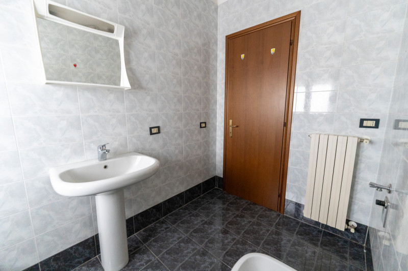 Nel cuore di Legnaro, nella zona centrale comoda a tutti i servizi principali, proponiamo in vend...