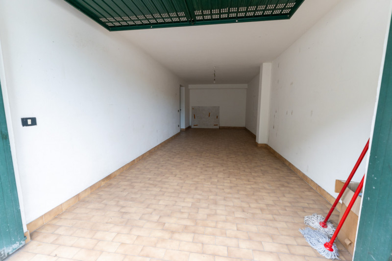 Nel cuore di Legnaro, nella zona centrale comoda a tutti i servizi principali, proponiamo in vend...