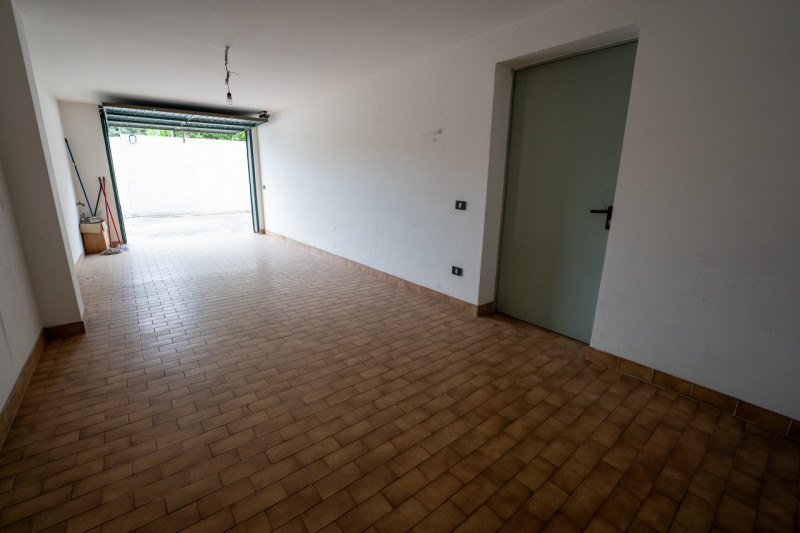 Nel cuore di Legnaro, nella zona centrale comoda a tutti i servizi principali, proponiamo in vend...