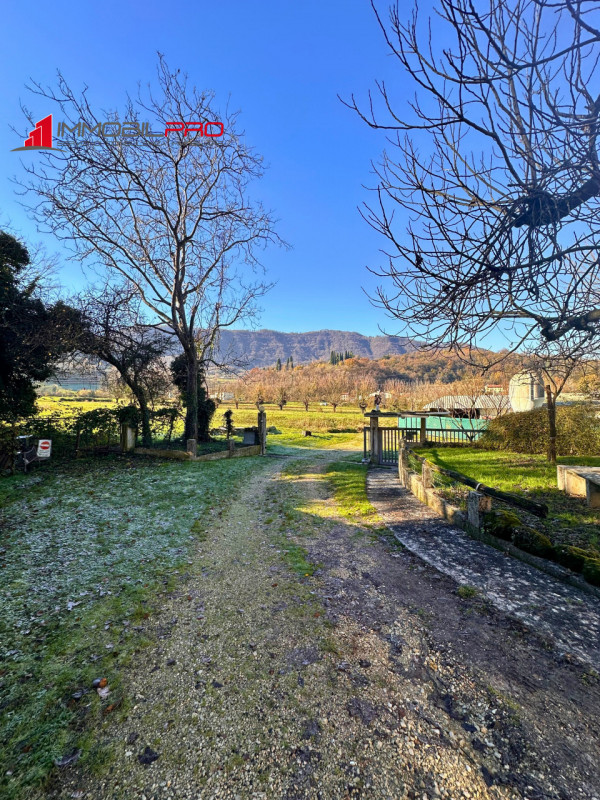 Un’antica dimora dal fascino autentico, immersa nel silenzio e nella natura.
Questa proprietà è c...