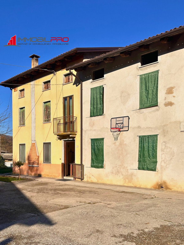 Un’antica dimora dal fascino autentico, immersa nel silenzio e nella natura.
Questa proprietà è c...