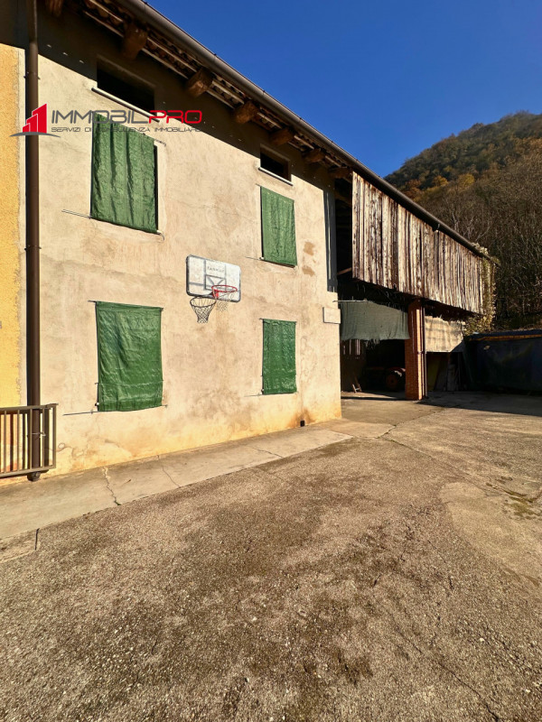 Un’antica dimora dal fascino autentico, immersa nel silenzio e nella natura.
Questa proprietà è c...