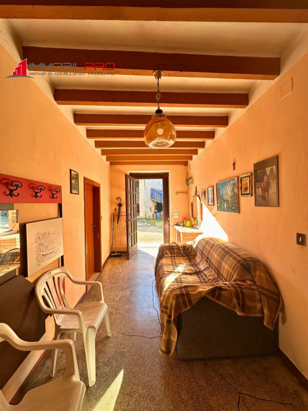 Un’antica dimora dal fascino autentico, immersa nel silenzio e nella natura.
Questa proprietà è c...